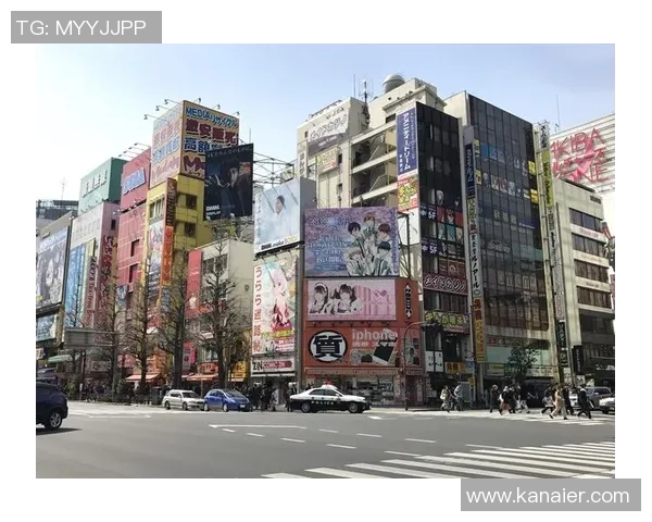 女子在日本街头偶遇足球明星感动不已与偶像合影留念的温馨瞬间