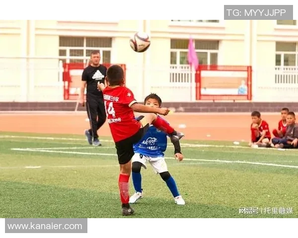 脚踏绿茵镜头切换足球巨星风采展现精彩瞬间